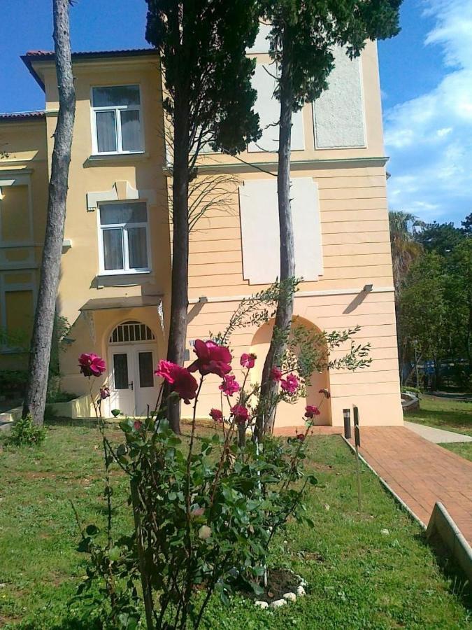 Hotel Vila Ruzica- Glavna Zgrada I Depandanse Crikvenica Exteriör bild
