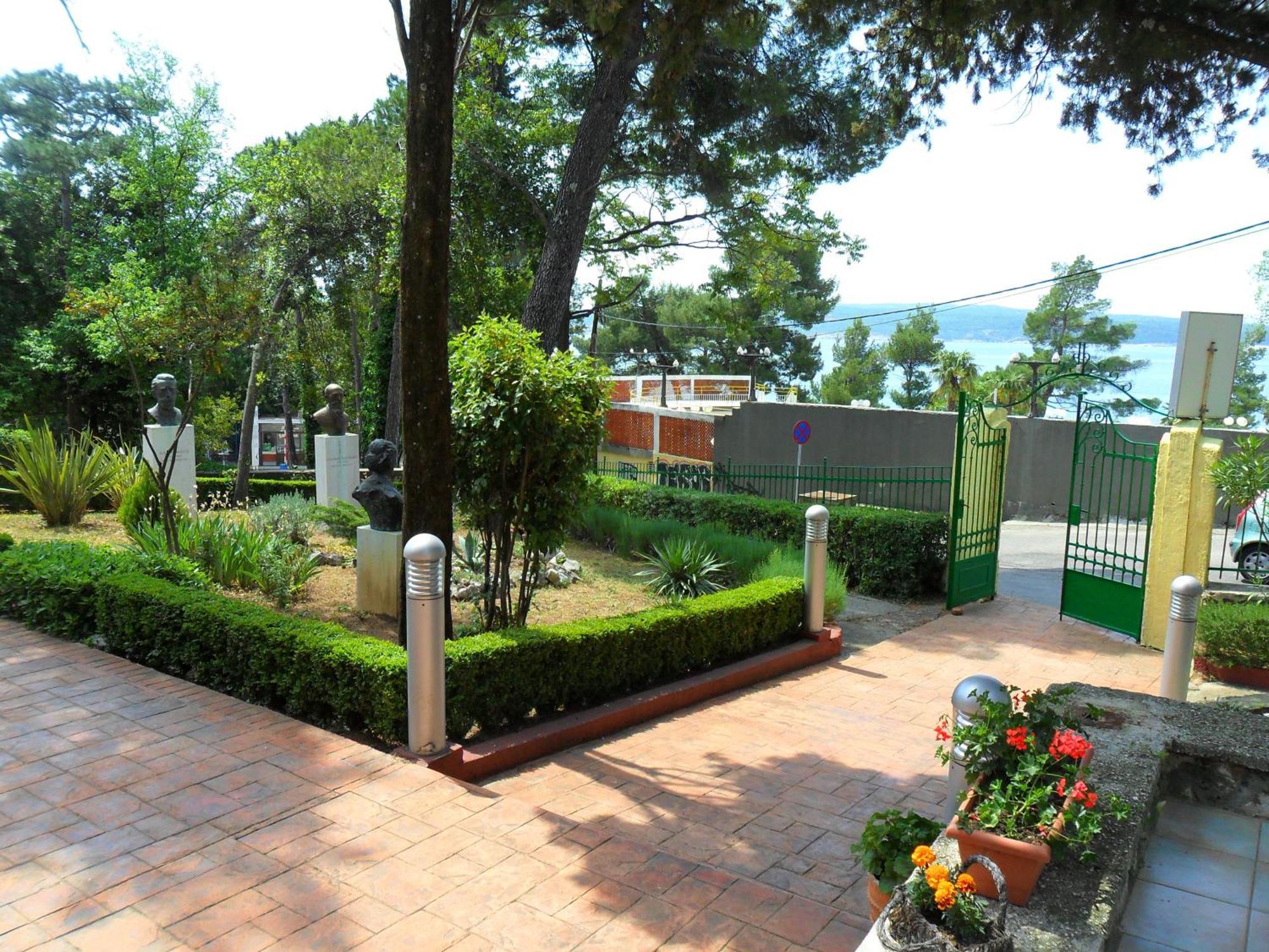 Hotel Vila Ruzica- Glavna Zgrada I Depandanse Crikvenica Exteriör bild