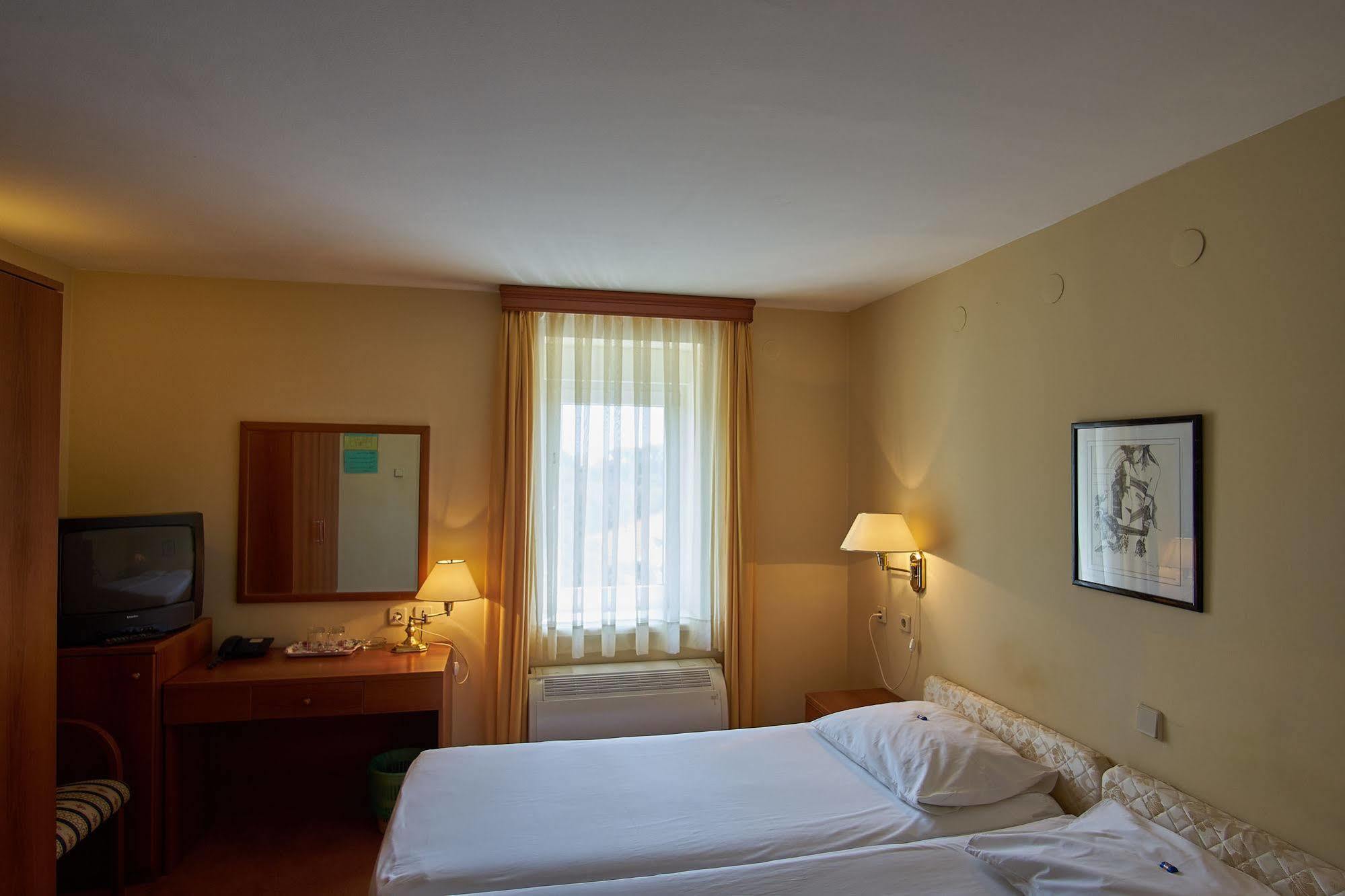 Hotel Vila Ruzica- Glavna Zgrada I Depandanse Crikvenica Exteriör bild