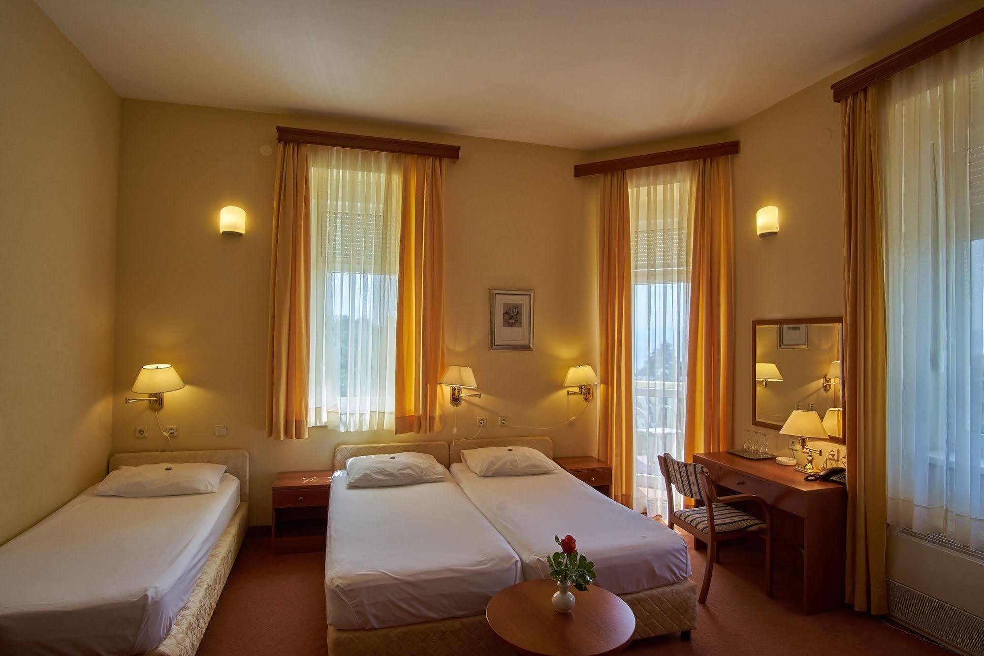 Hotel Vila Ruzica- Glavna Zgrada I Depandanse Crikvenica Exteriör bild