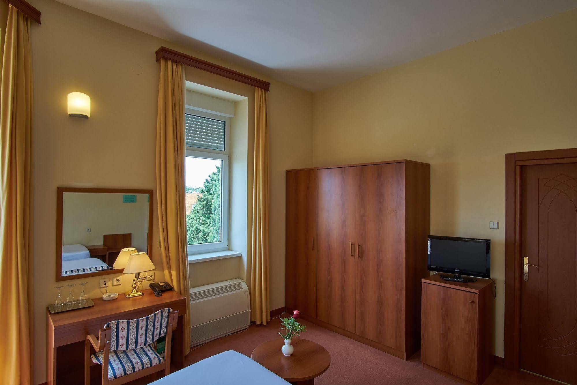 Hotel Vila Ruzica- Glavna Zgrada I Depandanse Crikvenica Exteriör bild
